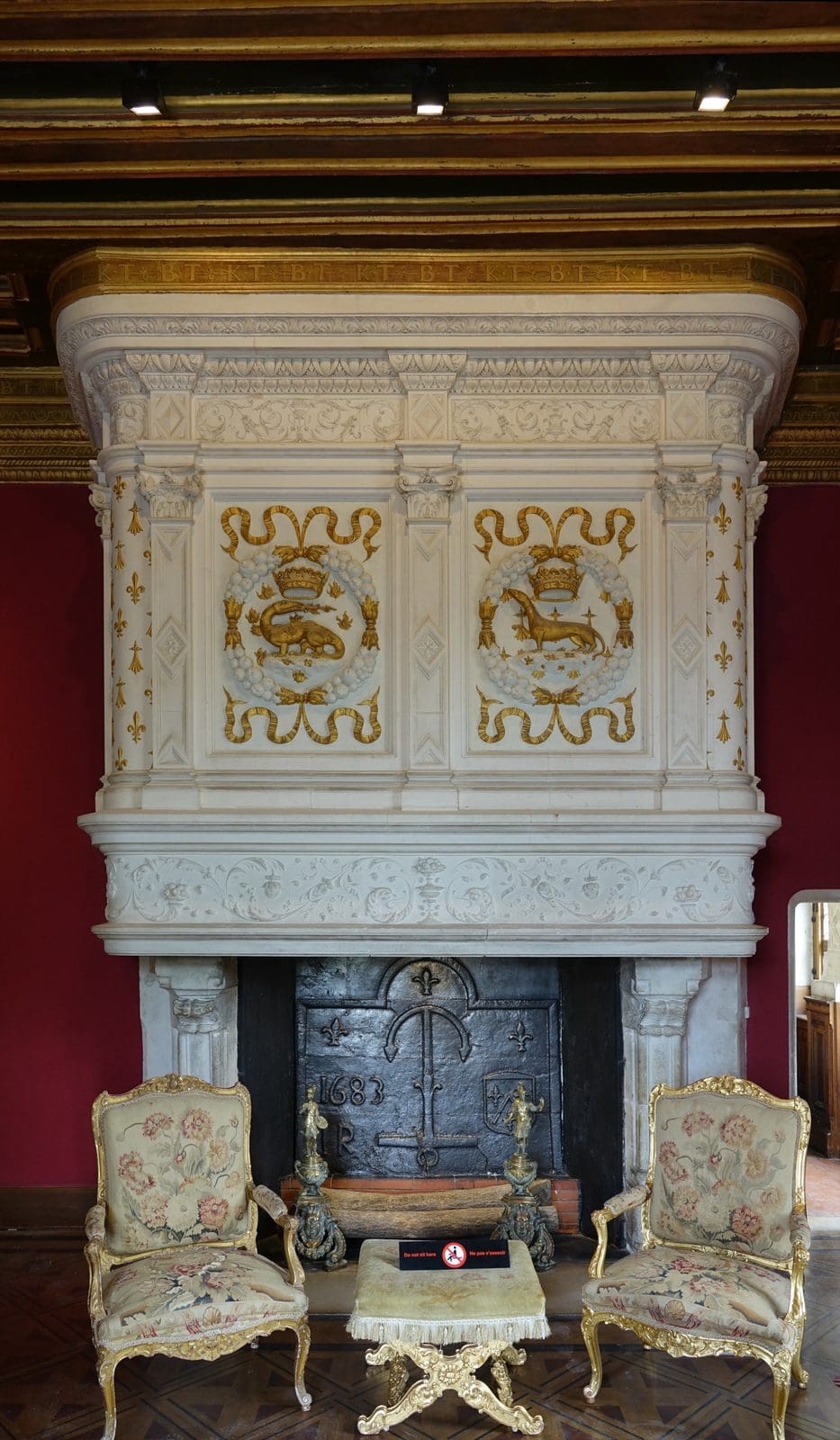Louis XIV salon chimneypiece — Gzen92, CC BY-SA 4.0 Carved chimneypiece with salamander and ermine emblems in the Louis XIV salon at Chateau de Chenonceau