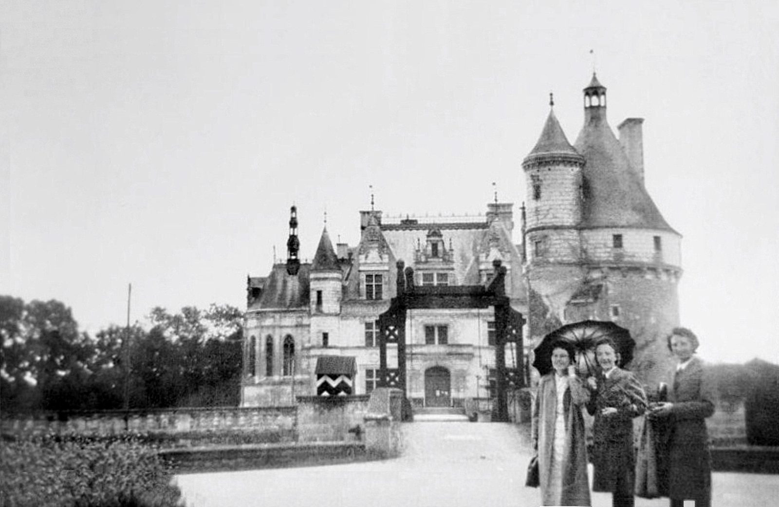 Château de Chenonceau 8 Photograph of Chateau de Chenonceau during the Second World War with visitors at the entrance