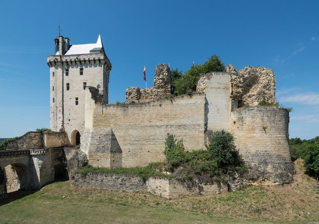 Château de Chinon from the east — East view: DXR, CC BY-SA 4.0 The castle walls and towers seen from the east