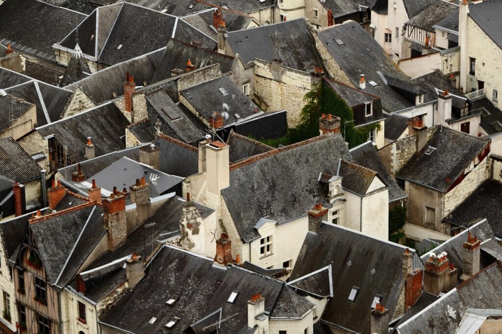 Elevated view over the ramparts and ridge