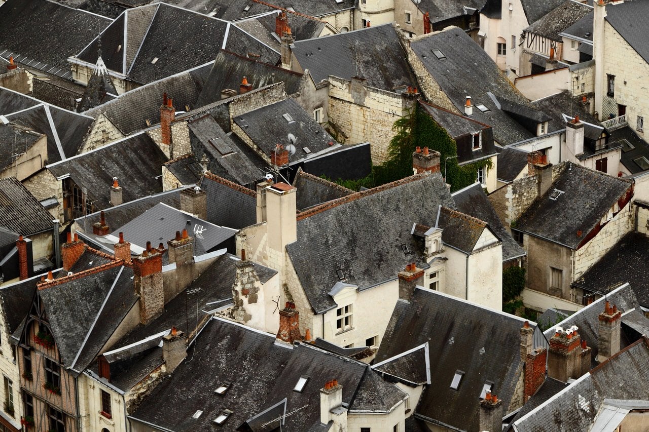 Château de Chinon from above — From above: Martin Falbisoner, CC BY-SA 3.0 Elevated view over the ramparts and ridge