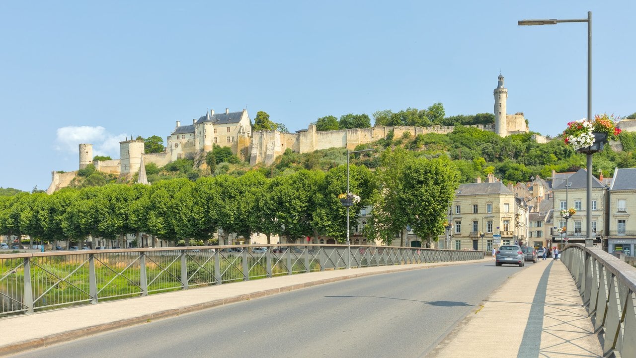 Château de Chinon and the Pont Aliénor d'Aquitaine — Bridge and castle: Benjamin Smith, CC BY-SA 4.0 The river bridge named for Eleanor of Aquitaine below the castle