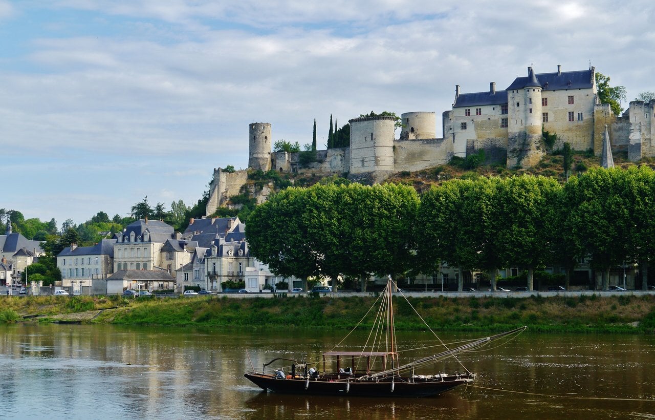 Ramparts of Château de Chinon — Ramparts: Zairon, CC BY-SA 4.0 A view along the castle ramparts