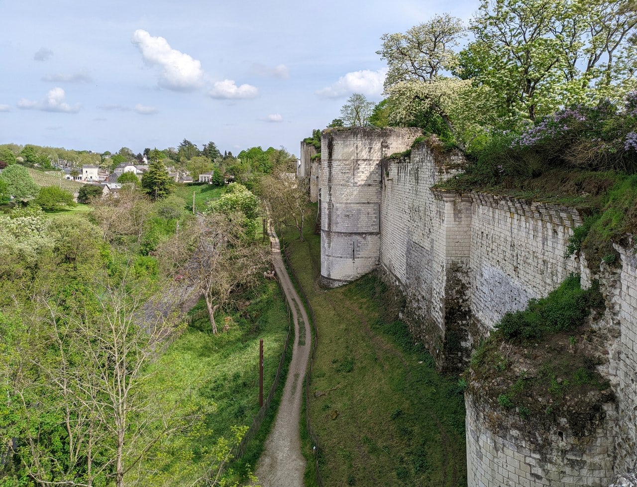The ramparts of Château de Chinon — Curtain walls: JackyM59, CC BY-SA 4.0 The long curtain walls of the fortress