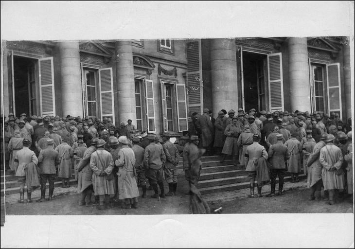 Soldiers on the palace steps in the First World War