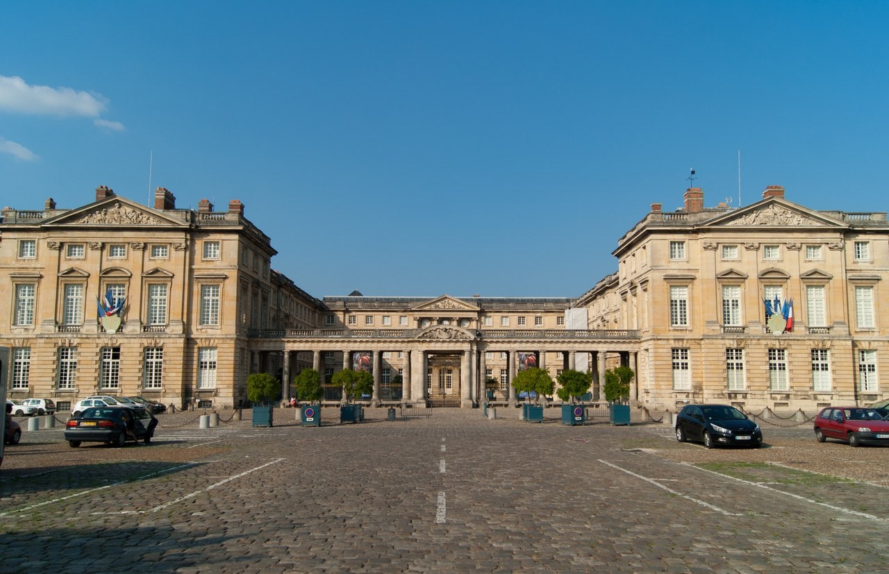 Château de Compiègne seen from the Place du Général de Gaulle, with its colonnade screen