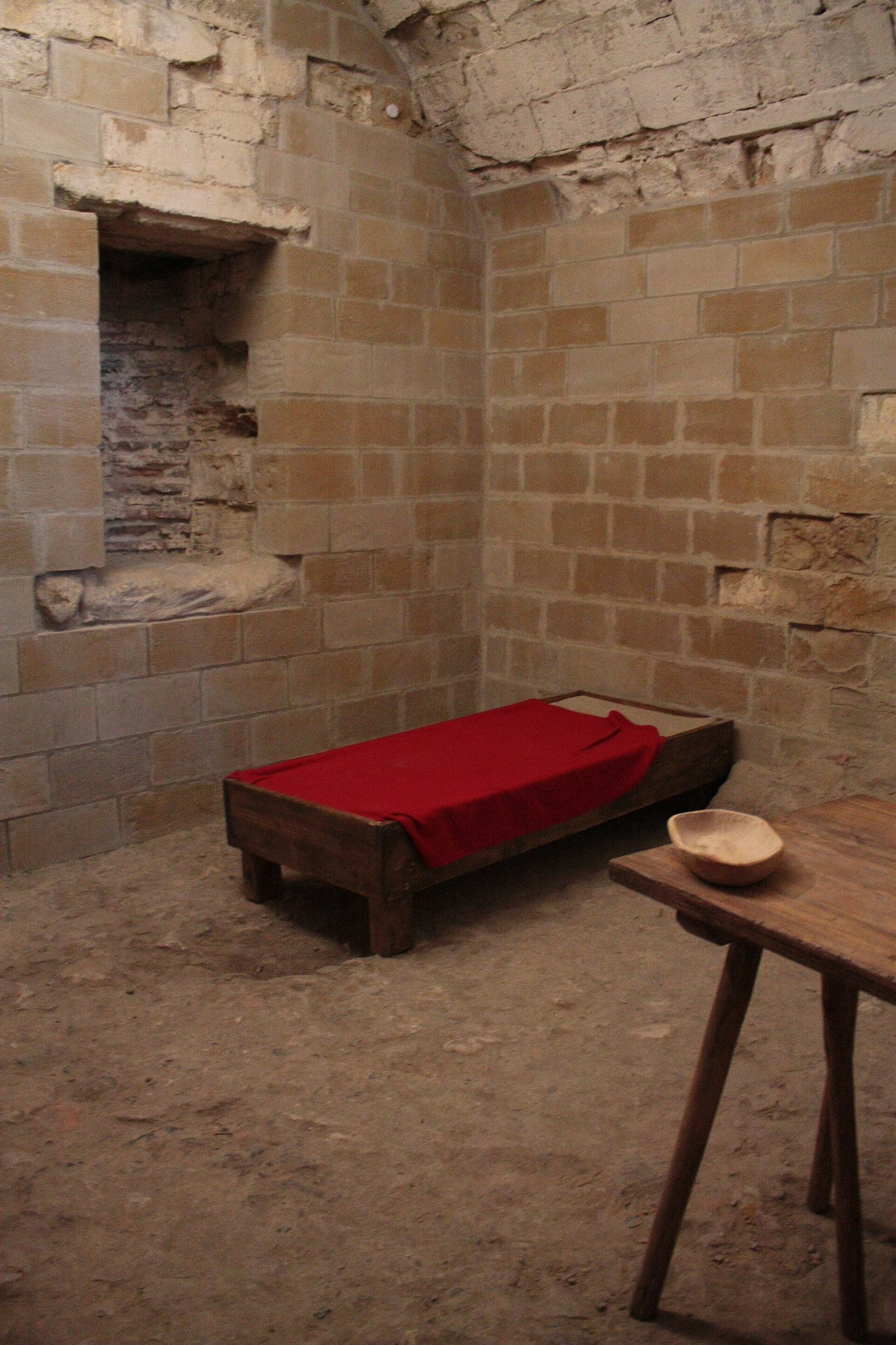 A reconstructed cell at Château de Foix — Tylwyth Eldar, CC BY-SA 4.0 A reconstructed prison cell inside Château de Foix