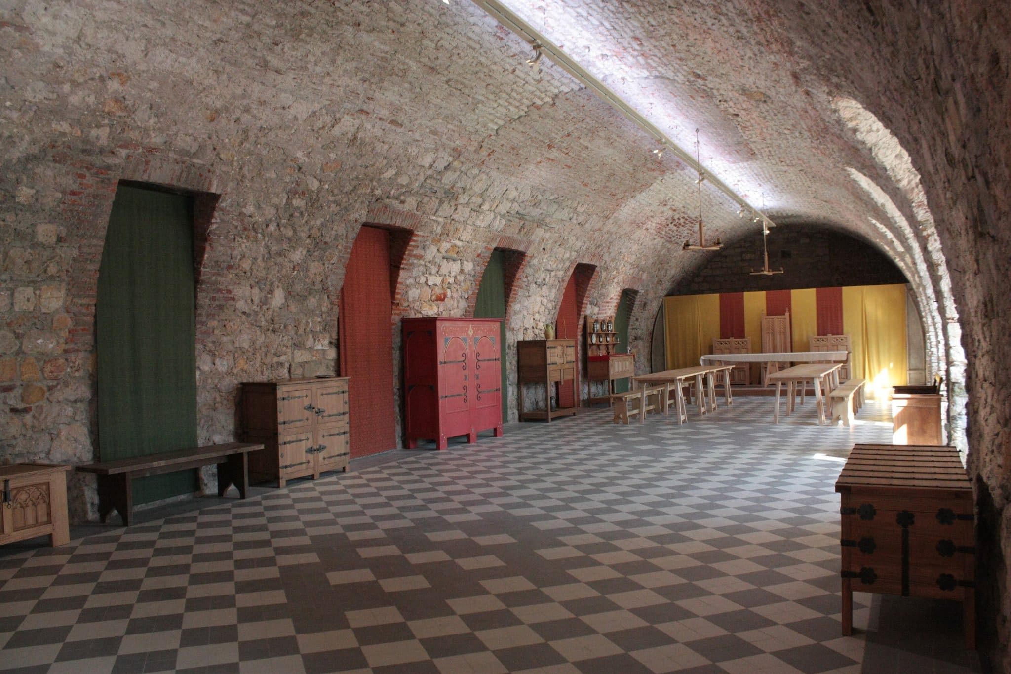 The great hall at Château de Foix — Tylwyth Eldar, CC BY-SA 4.0 The great hall of Château de Foix, furnished in the museum reconstruction