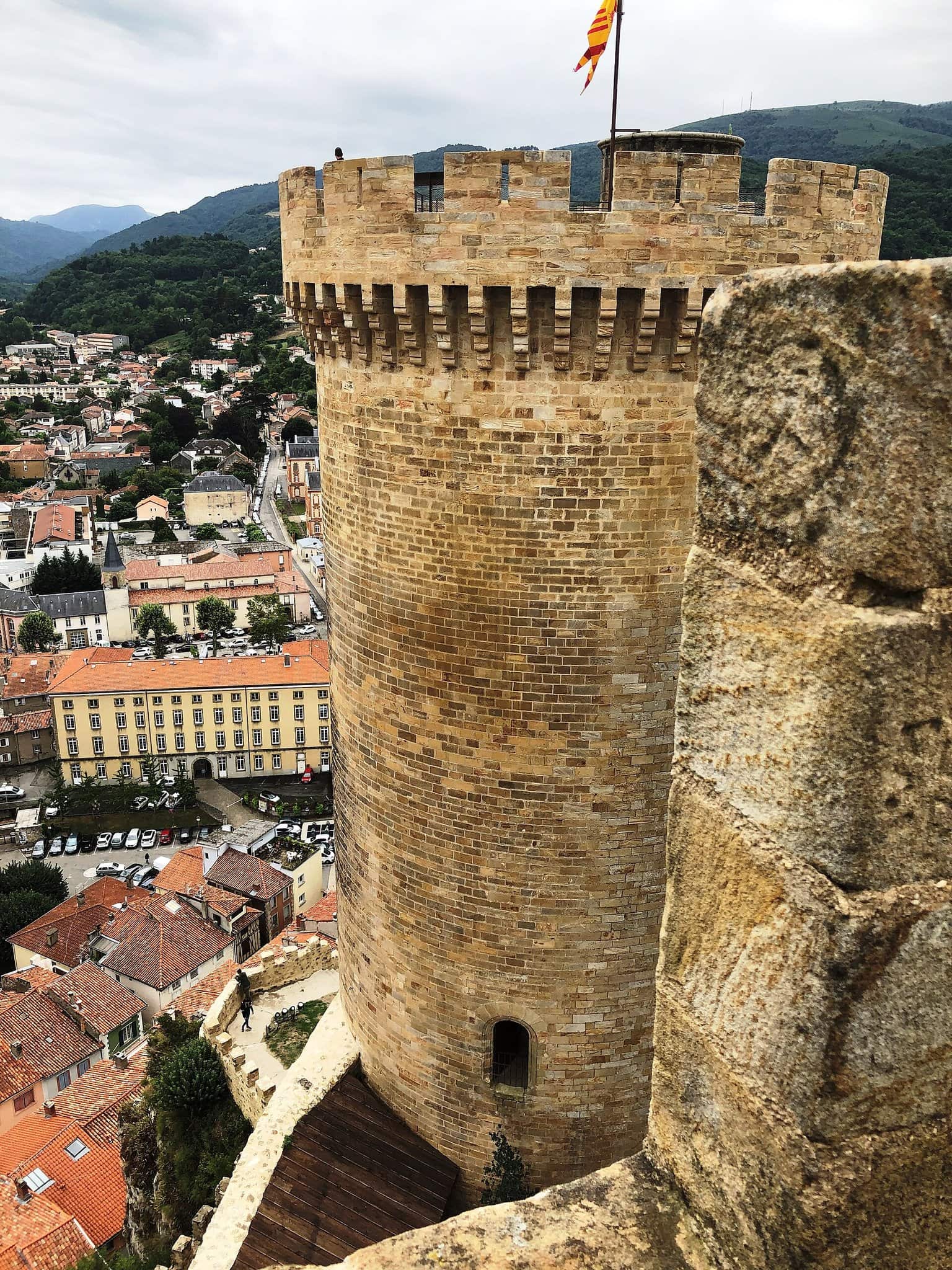 The round tower with the arms of Foix-Béarn — Carlos Pino Andújar, CC BY-SA 4.0 The round tower of Château de Foix flying the red-and-gold arms of Foix-Béarn