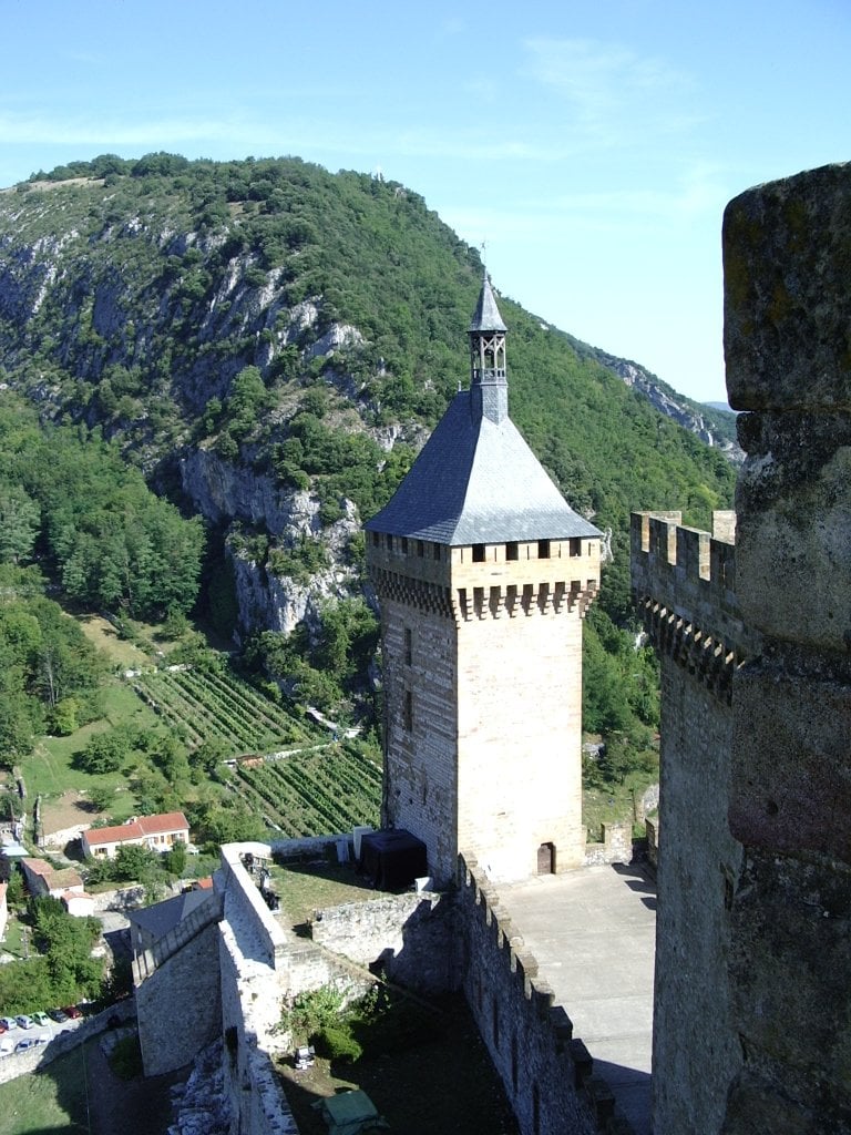 The round tower from the curtain wall — Selmoval, CC BY-SA 4.0 The round tower of Château de Foix seen from the curtain wall