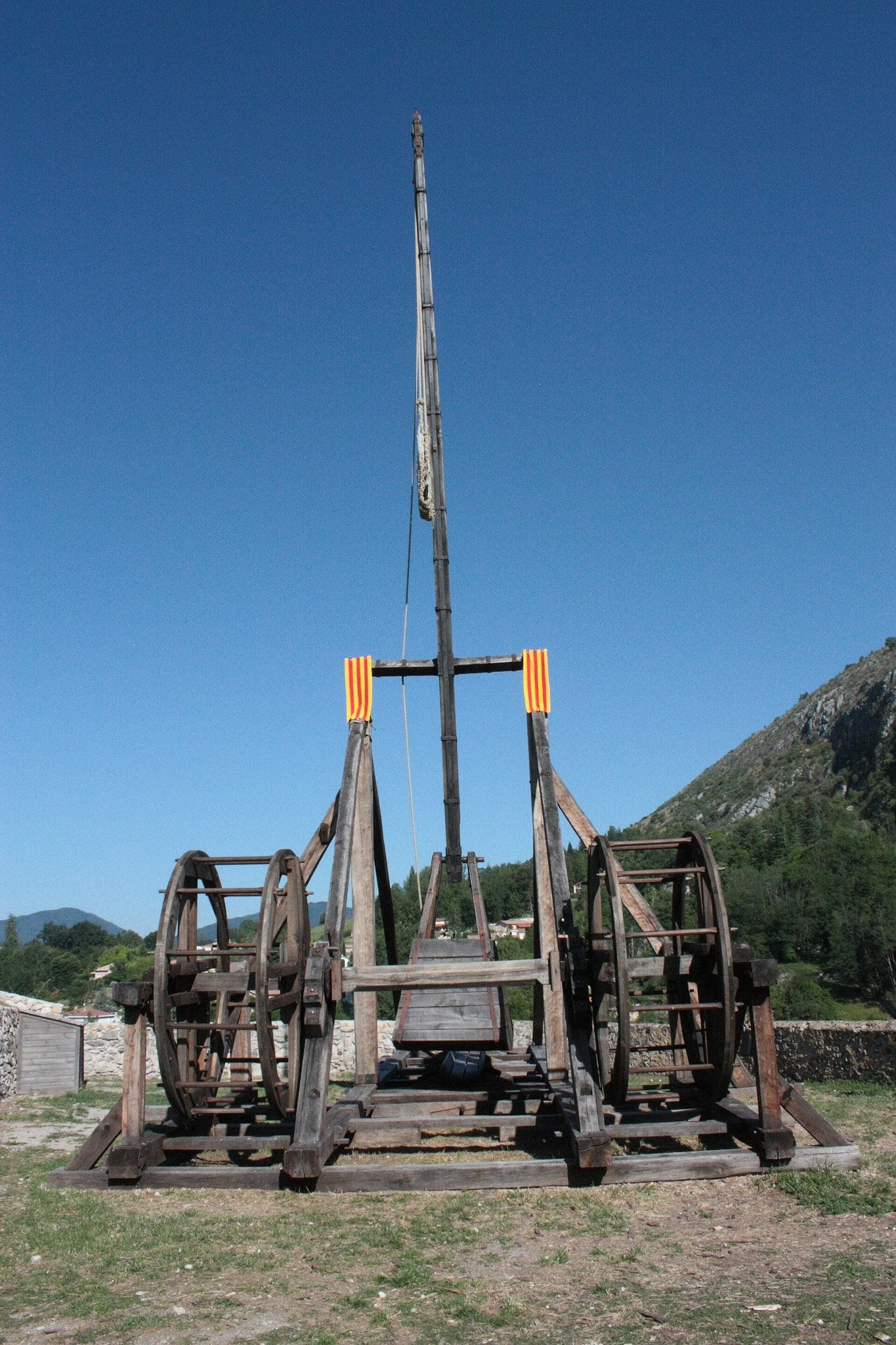 A full-scale trebuchet at Château de Foix — Tylwyth Eldar, CC BY-SA 4.0 A full-scale trebuchet on the terrace of Château de Foix