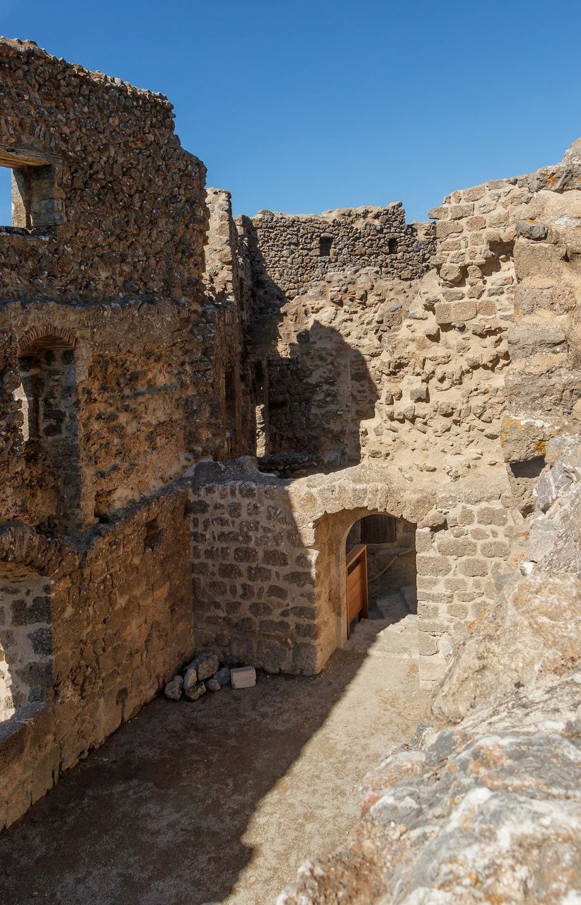 Ruined interior walls and chambers of Château de Quéribus