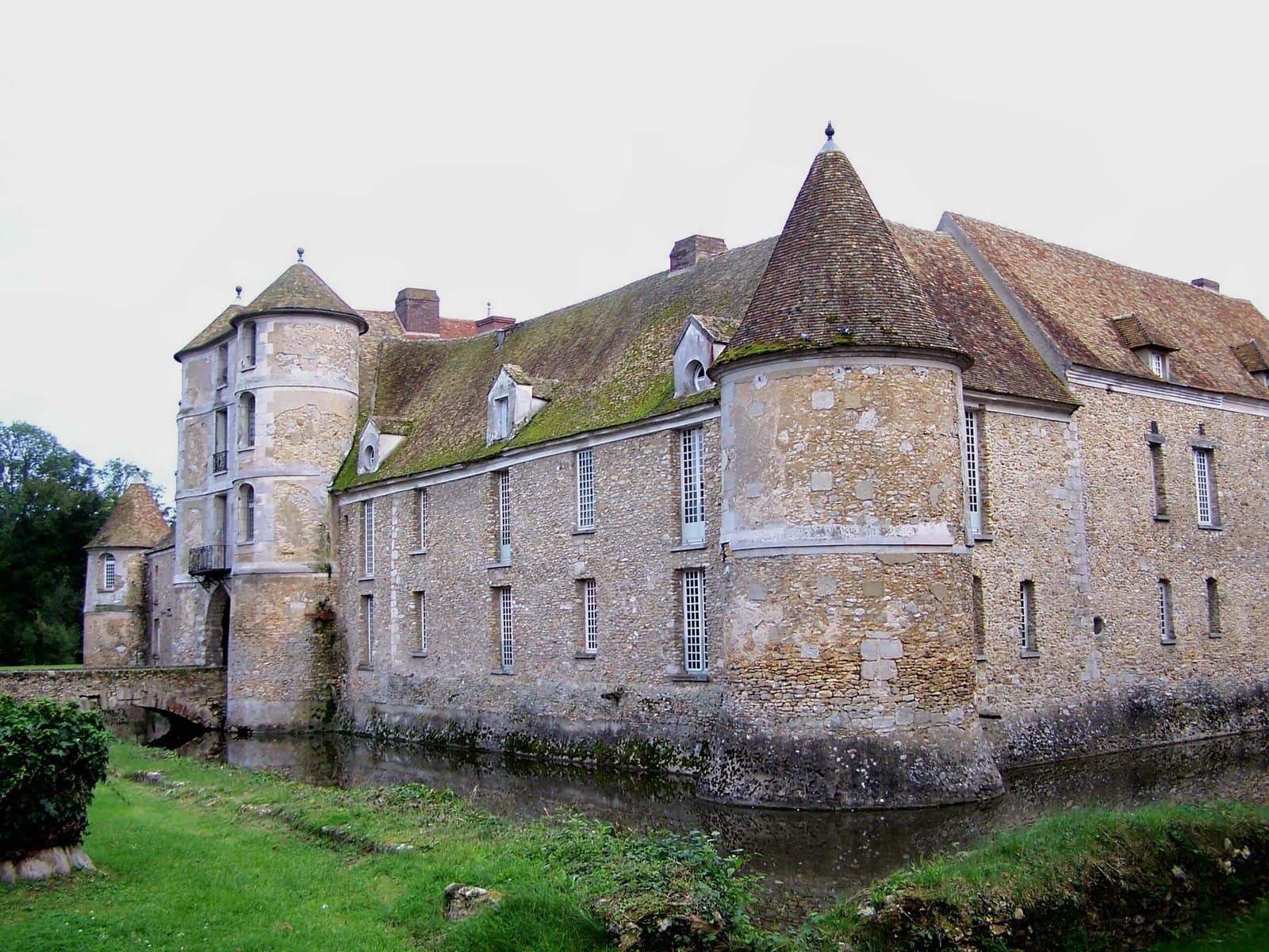 Castle Hotels Near Paris: Where You Can Actually Sleep in a Château 5 The moated, turreted Château de Villiers-le-Mahieu near Versailles