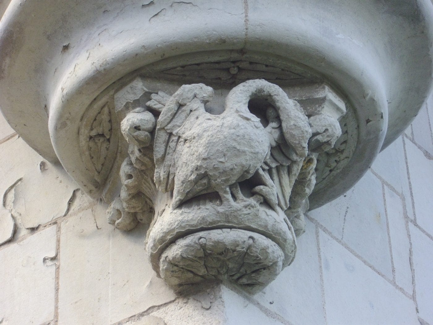 Carved courtyard detail — Fab5669, CC BY-SA 4.0 A carved corbel detail on the courtyard facade of Château de Chaumont-sur-Loire