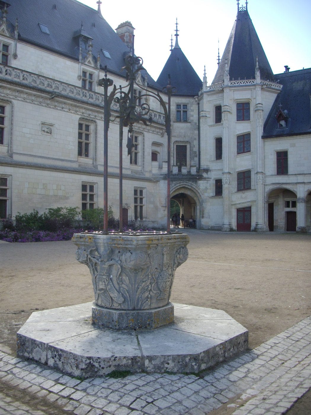 The courtyard well-head — Fab5669, CC BY-SA 4.0 The carved well-head and stair tower in the courtyard of Château de Chaumont-sur-Loire