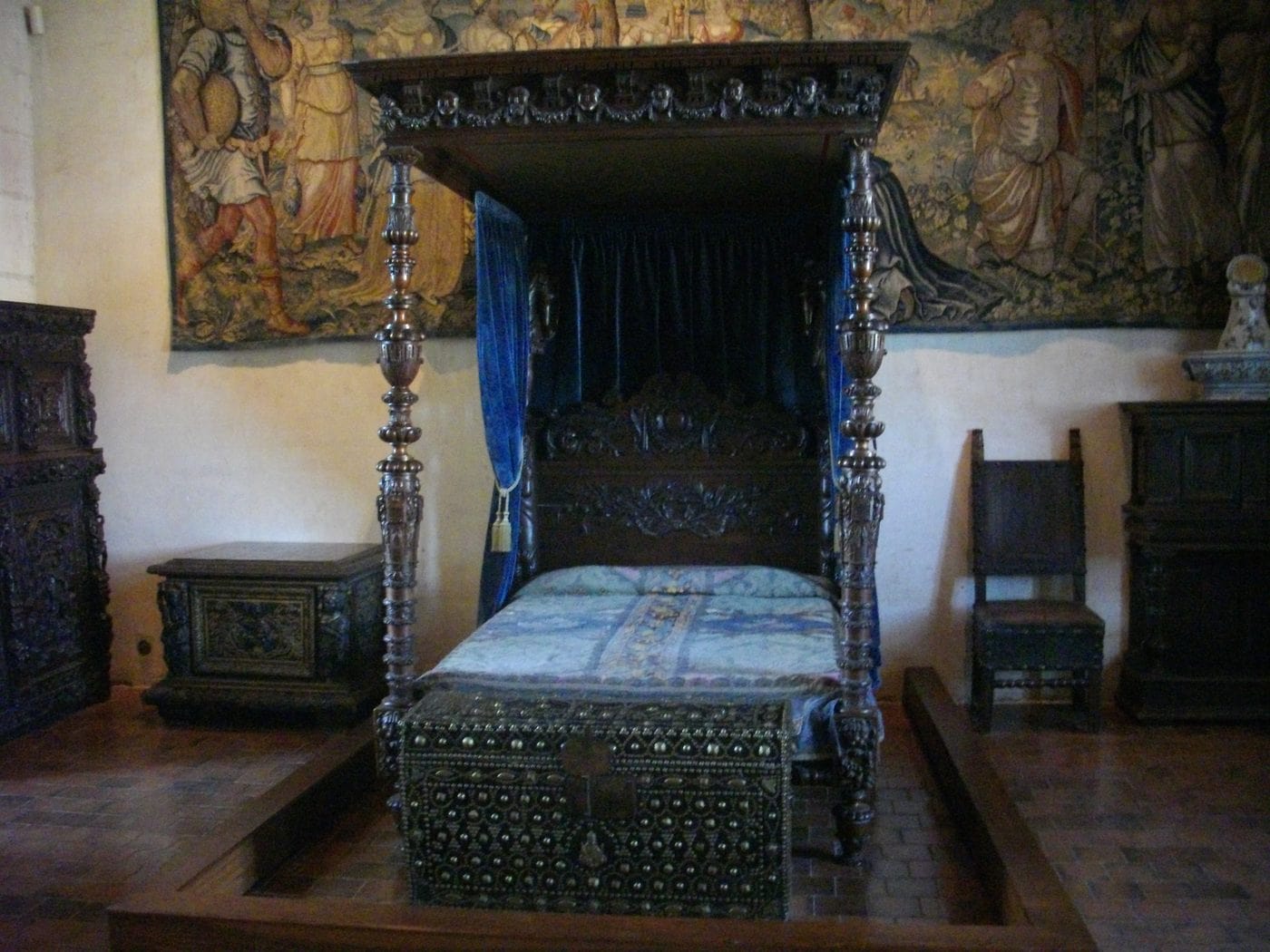 A château bedroom — Fab5669, CC BY-SA 4.0 A Renaissance-style bedroom inside Château de Chaumont-sur-Loire