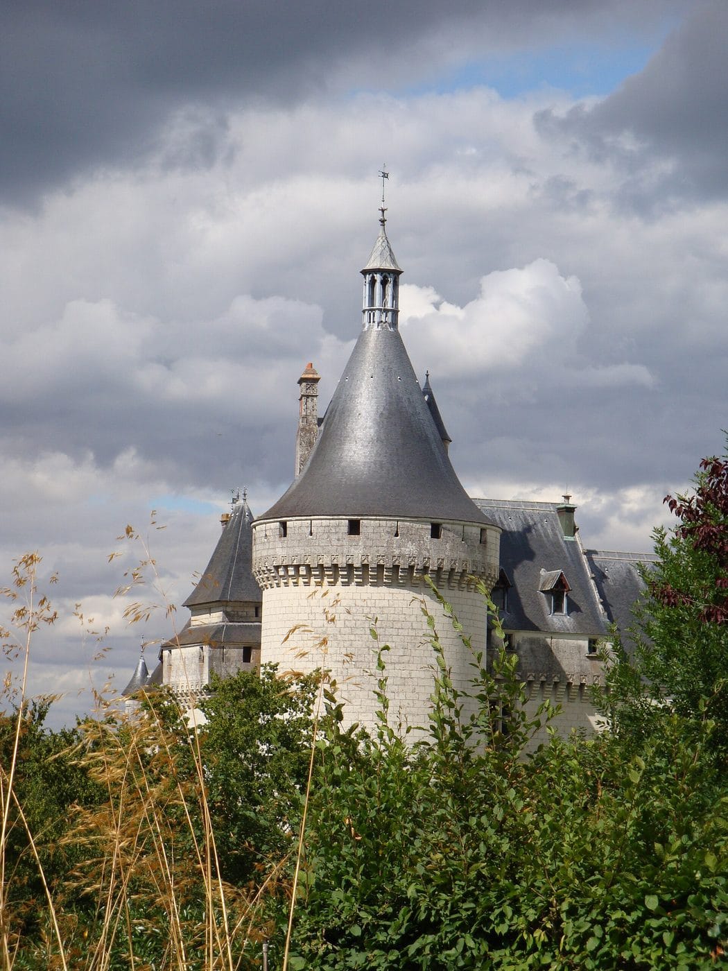 A tower against the sky — Kévin Courtois, CC BY-SA 4.0 A tower of Château de Chaumont-sur-Loire against a cloudy sky
