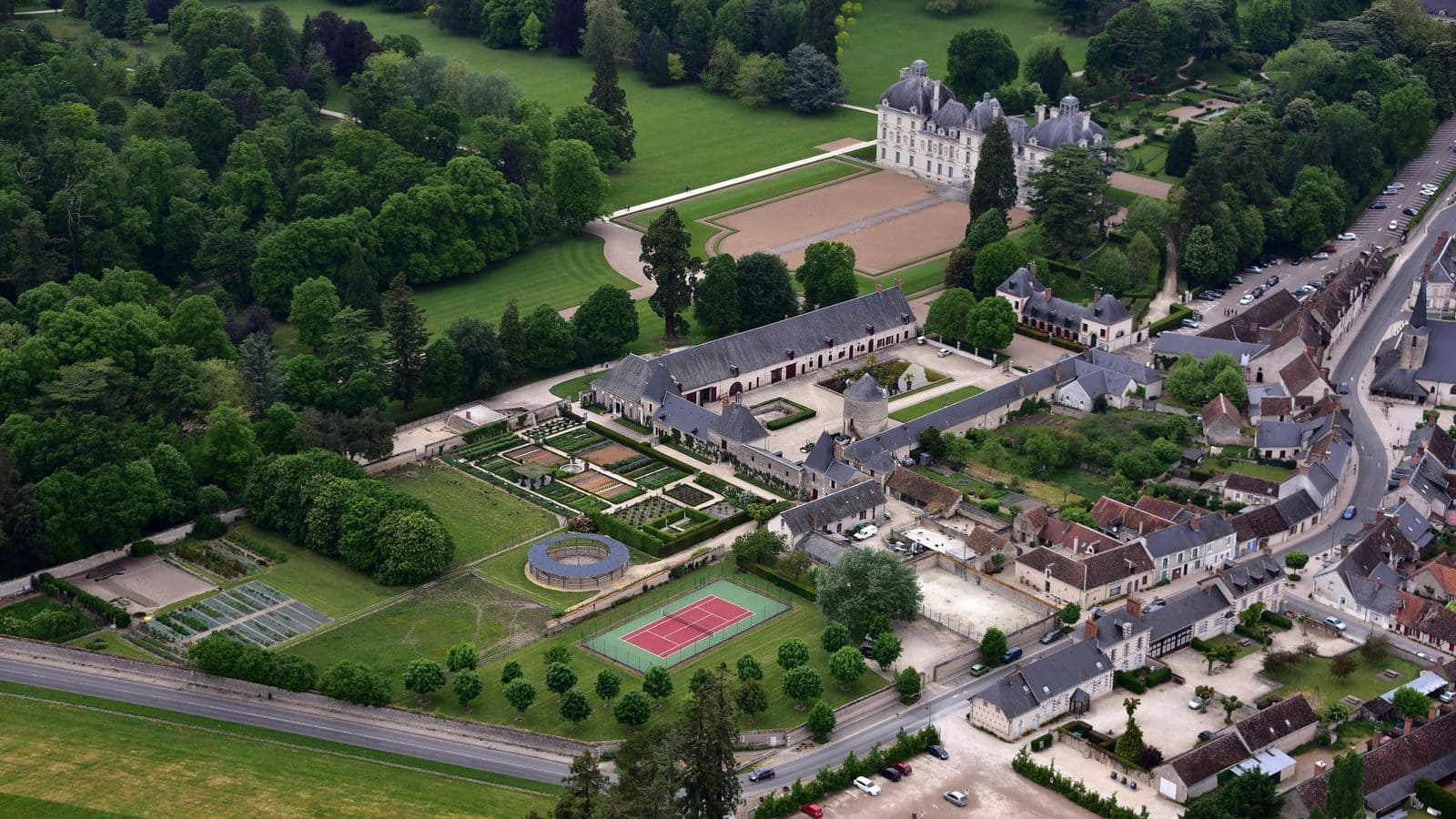 Wolkenkratzer, CC BY-SA 4.0, via Wikimedia Commons Aerial view of the Cheverny estate showing the chateau, outbuildings, kitchen gardens, and village