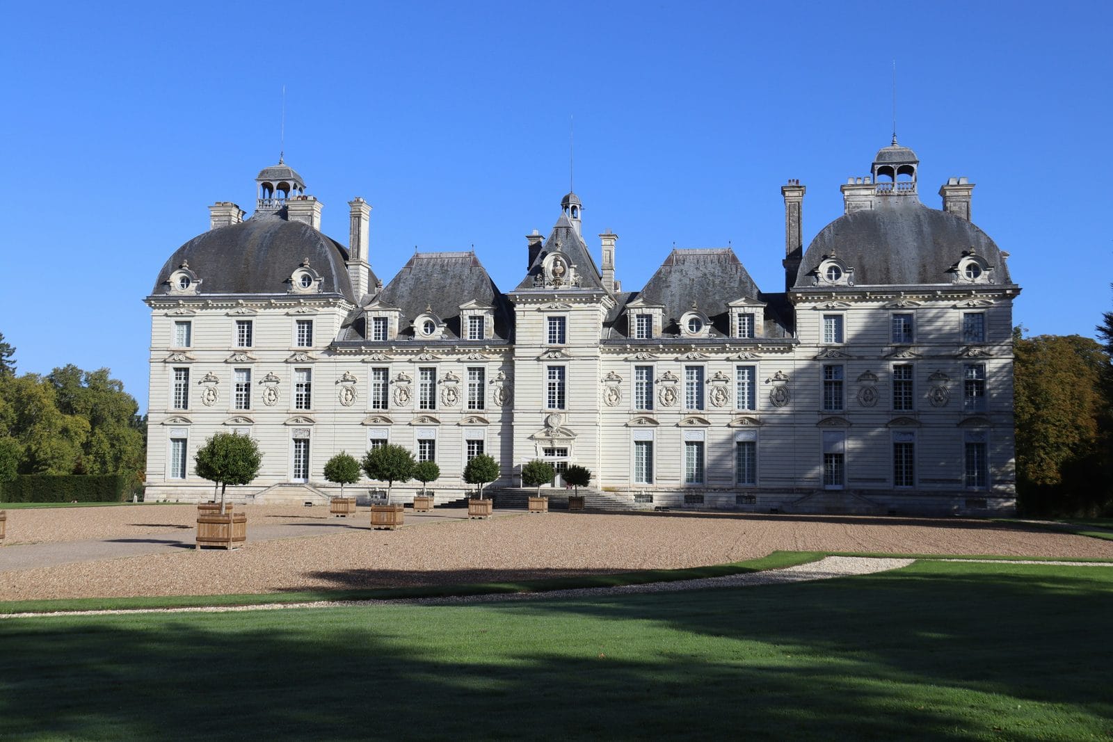 Château de Cheverny 4 The white tuffeau south facade of Château de Cheverny in full sun