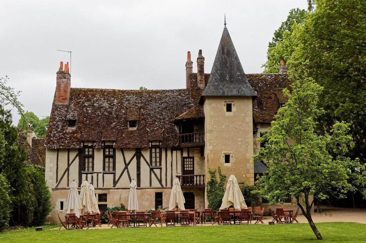 Château du Clos Lucé 13 Half-timbered Auberge du Prieuré with garden terrace in the park of Clos Lucé
