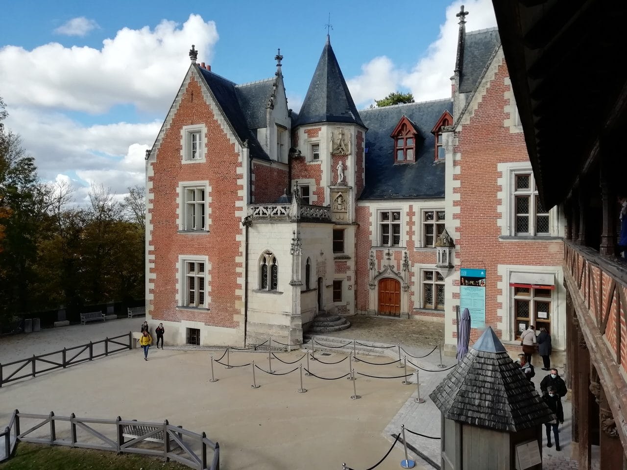 The courtyard and chapel — ManoSolo13241324, CC BY-SA 4.0 Courtyard of Château du Clos Lucé with chapel and entrance facade