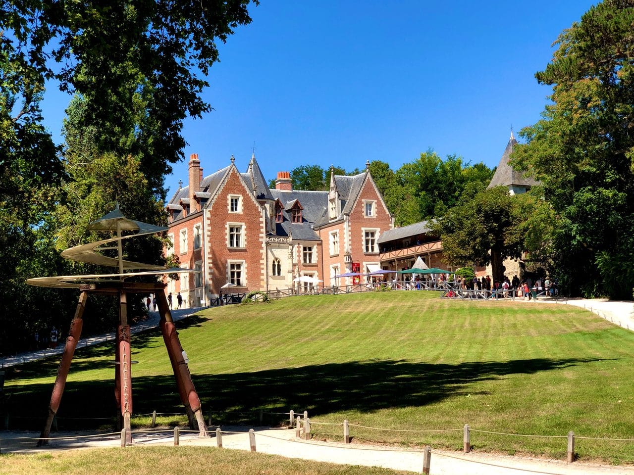 The aerial screw in the park — Catherine Kozdoba, Pexels Full-scale aerial screw machine on the lawn of the Clos Lucé park with the manor behind