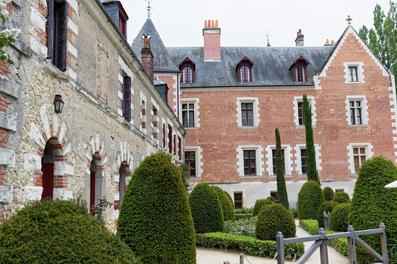 The Renaissance garden — Thesupermat, CC BY-SA 4.0 Topiary garden of Château du Clos Lucé along the service wing