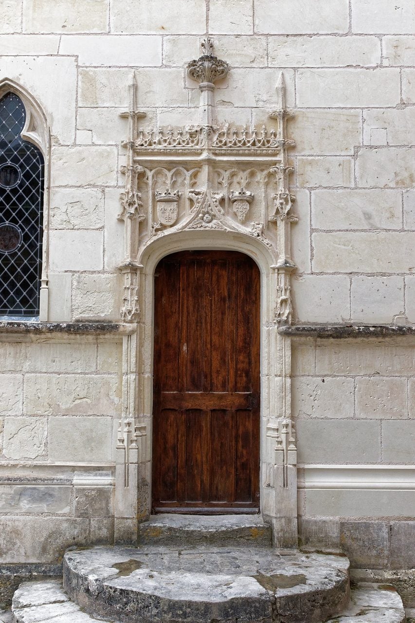 Château du Clos Lucé 4 Carved doorway at Château du Clos Lucé with the crowned arms of France and the ermine shield of Brittany