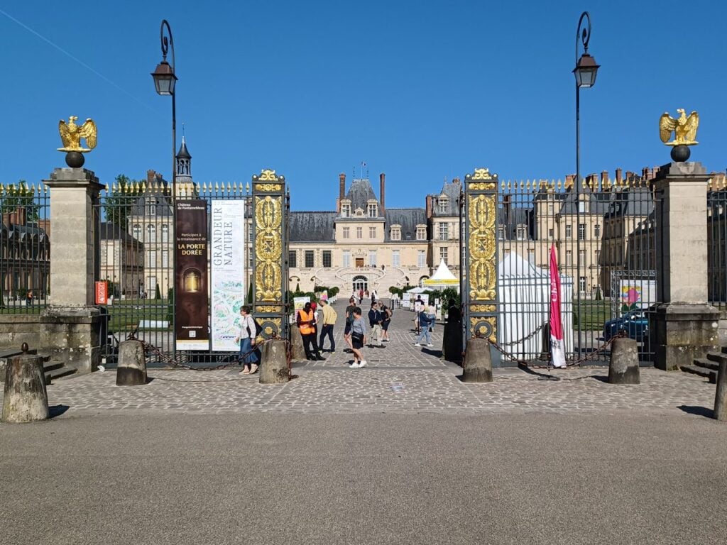 The gilded entrance gates of the Château de Fontainebleau