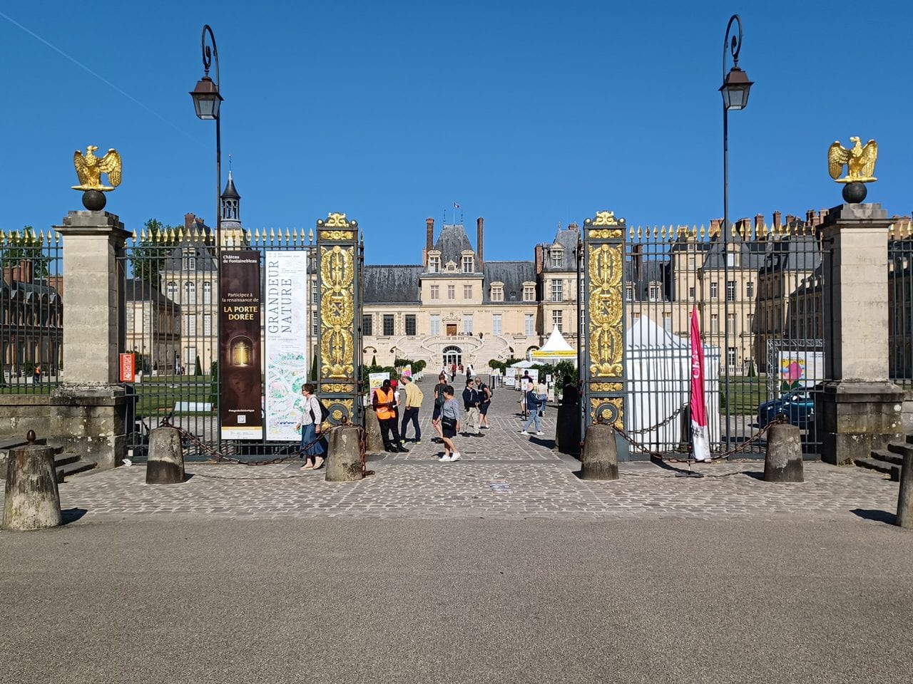 Entrance gates — Thomas1313, CC BY-SA 4.0 The gilded entrance gates of the Château de Fontainebleau
