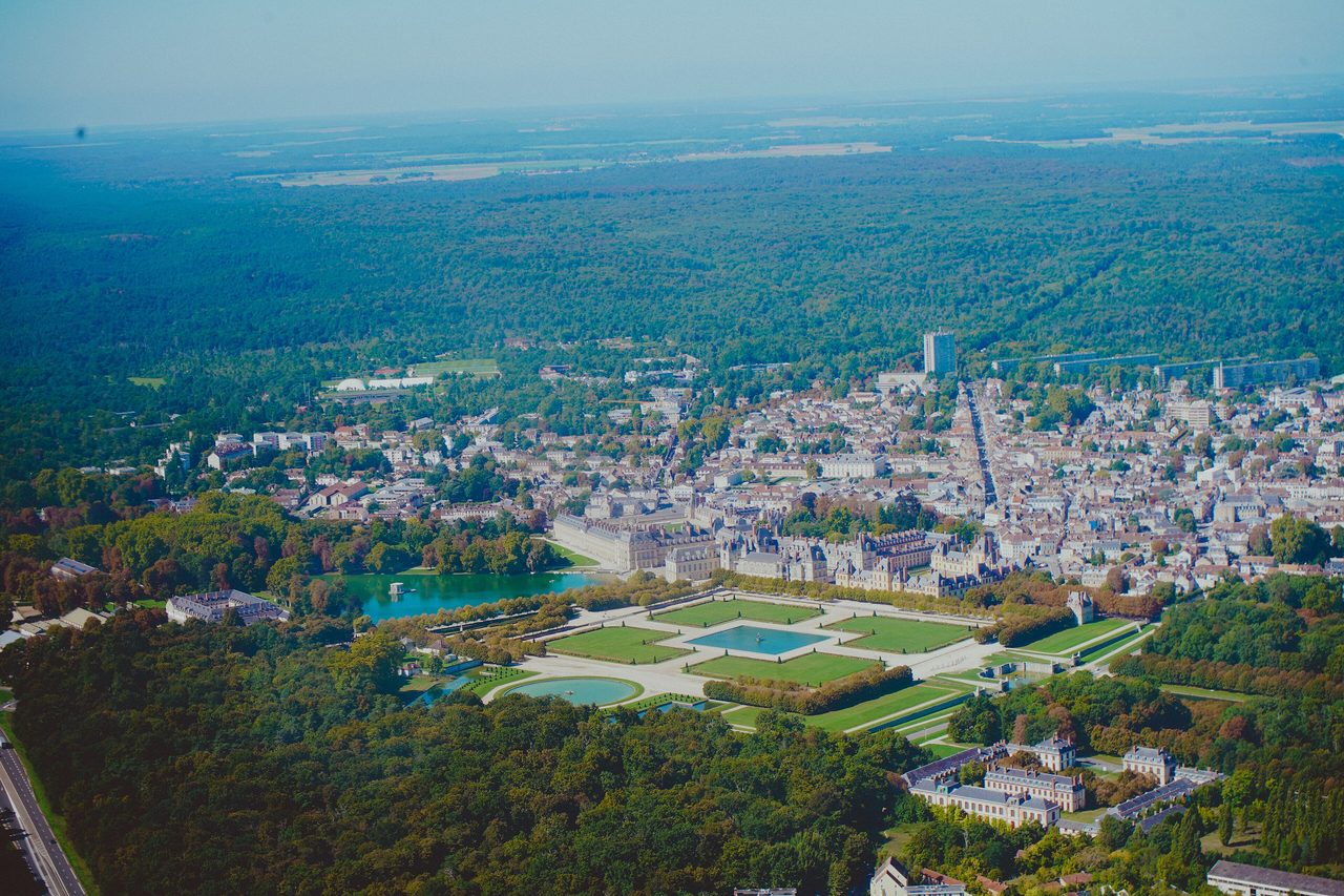Aerial view — Nyyynon, CC BY-SA 4.0 Aerial view of the Château de Fontainebleau and its gardens