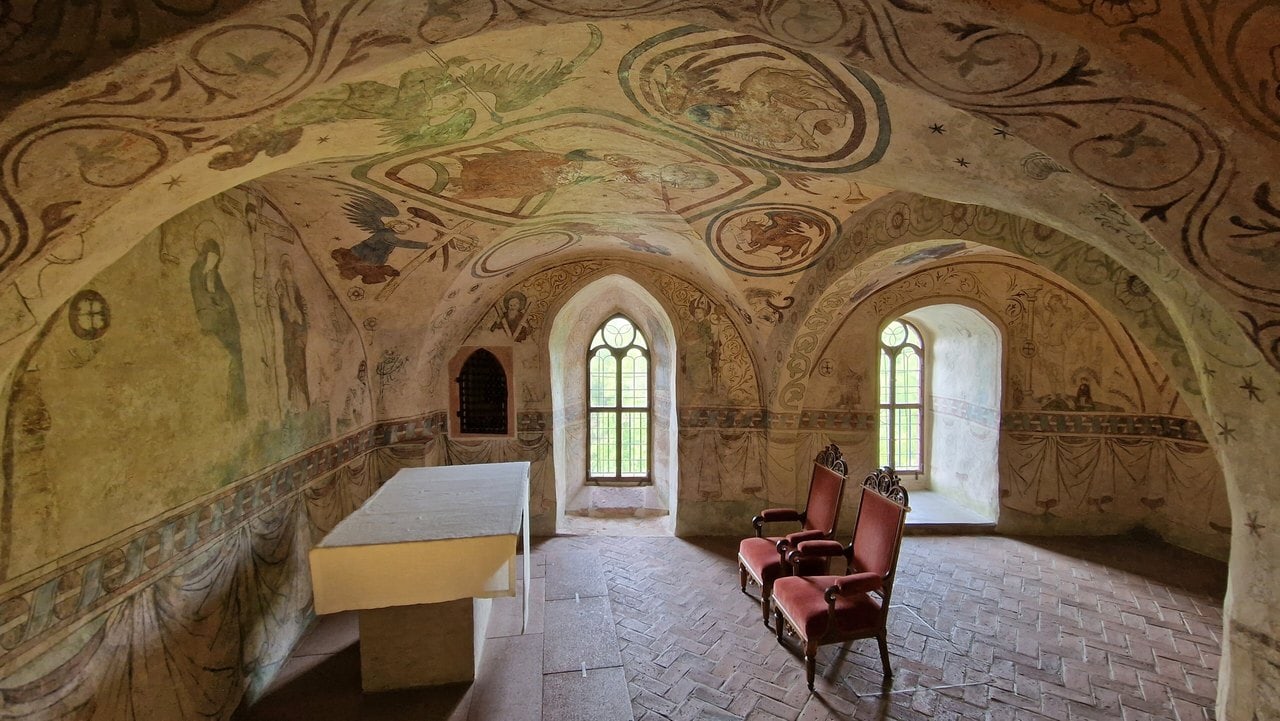 Wall paintings of about 1410 in the chapel of Kriebstein Castle
