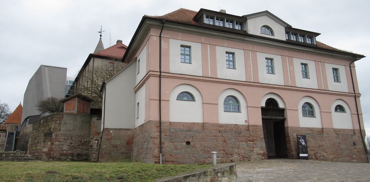 Leuchtenburg Castle 5 The pink-and-white eighteenth-century Logierhaus at Leuchtenburg, now the entrance to the Porzellanwelten