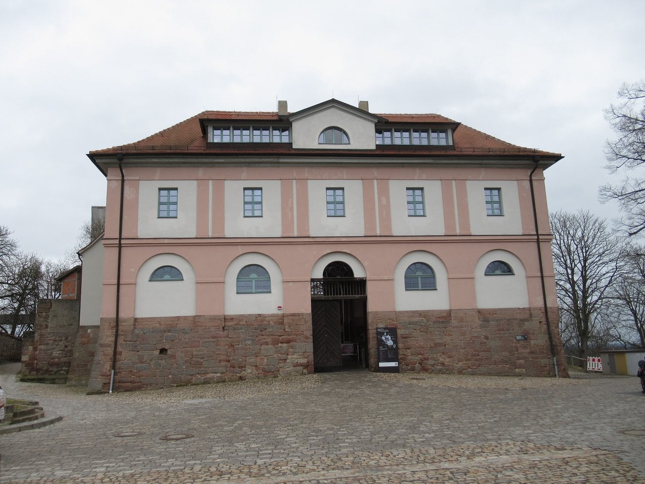 The Torhaus gatehouse — Photo: Giorno2, CC BY 4.0, via Wikimedia Commons The Torhaus gatehouse at Leuchtenburg Castle, with its arched passage and old linden tree