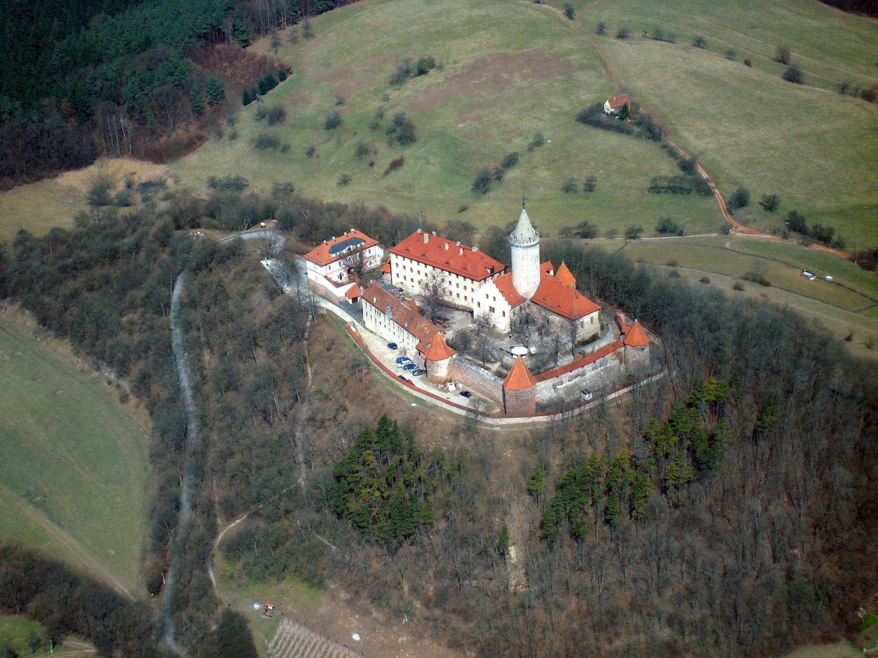 Curtain walls and towers — Dr. Thomas Köhler, Jena, public domain, via Wikimedia Commons Aerial view of Leuchtenburg Castle showing its ring of curtain walls and round defensive towers