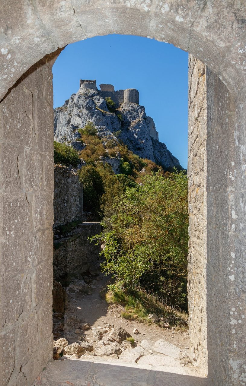 Gateway to the upper castle — H. Zell, CC BY-SA 3.0 The upper keep of Peyrepertuse framed in a gateway arch