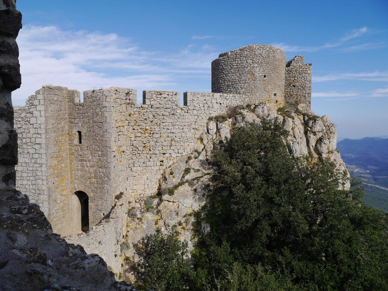 Sant Jòrdi keep on the cliff — Valeriejeanbiographe, CC BY-SA 4.0 The Sant Jòrdi keep of Peyrepertuse crowning its limestone cliff