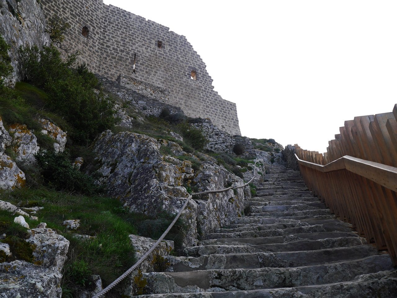 Saint-Louis staircase — Valeriejeanbiographe, CC BY-SA 4.0 The rock-cut Saint-Louis staircase climbing to the upper castle of Peyrepertuse