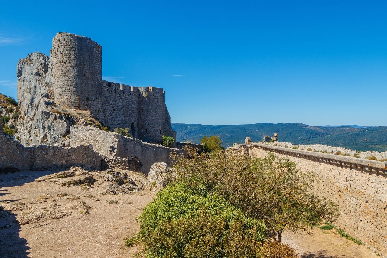Sant Jòrdi keep — H. Zell, CC BY-SA 3.0 The cylindrical Sant Jòrdi keep built for Louis IX at Peyrepertuse