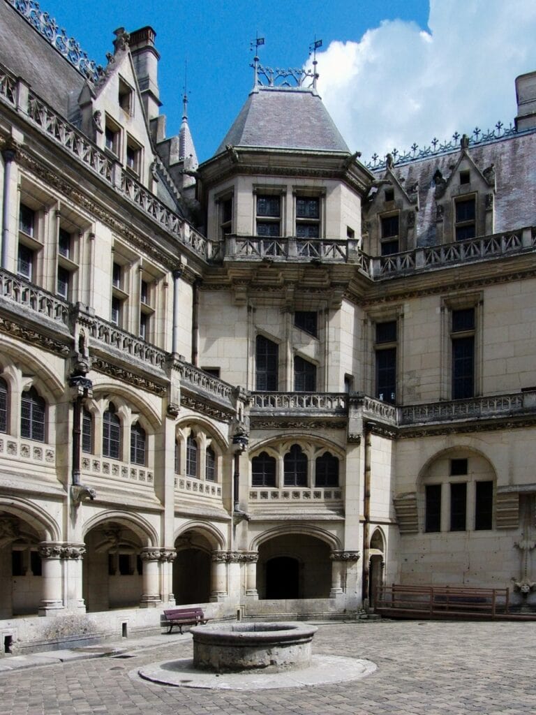 Château de Pierrefonds 4 The cour d'honneur of Pierrefonds with its grand staircase and the equestrian statue of Louis d'Orléans