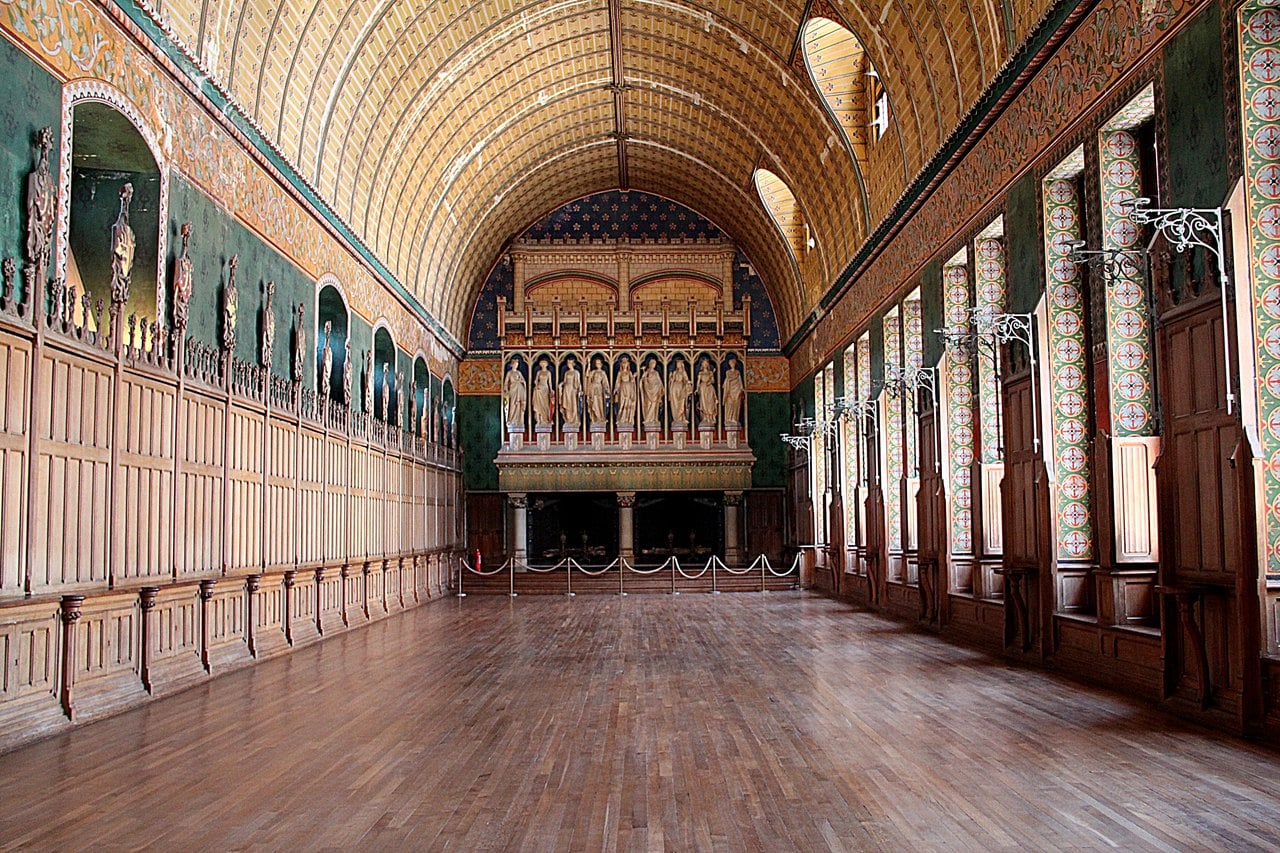 Salle des Preuses — Jean-Pol Grandmont, CC BY-SA 3.0 The vaulted Salle des Preuses, its green walls and gilded ceiling lined with statues of the Nine Worthy Women
