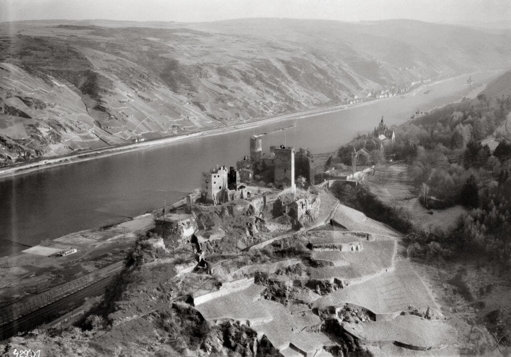 Schönburg Castle 15 Aerial photograph of Schönburg Castle and the Rhine in 1929