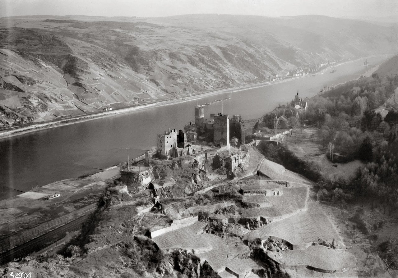 Aerial view, 1929 — Hansa-Luftbild, CC BY-SA 4.0 Aerial photograph of Schönburg Castle and the Rhine in 1929