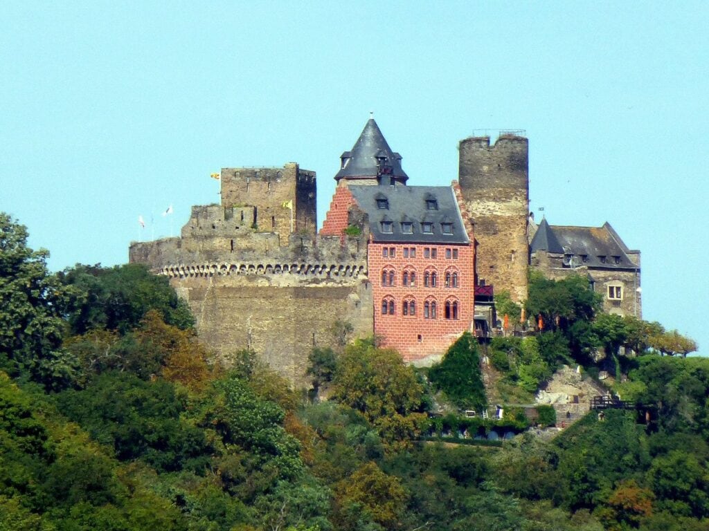 Schönburg Castle 18 Schönburg Castle seen from Kaub, with the red Rheinländer-Bau