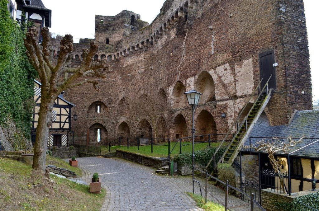 Schönburg Castle 11 Inner face of the Hoher Mantel shield wall with its blind-arcade recesses