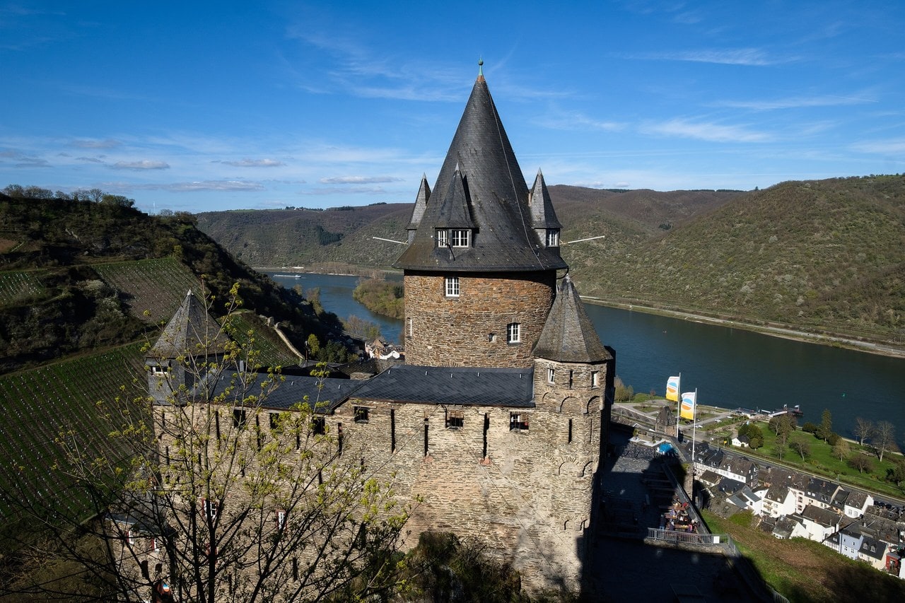 Stahleck in autumn — abbilder, CC BY 4.0 Stahleck Castle among autumn foliage above Bacharach.