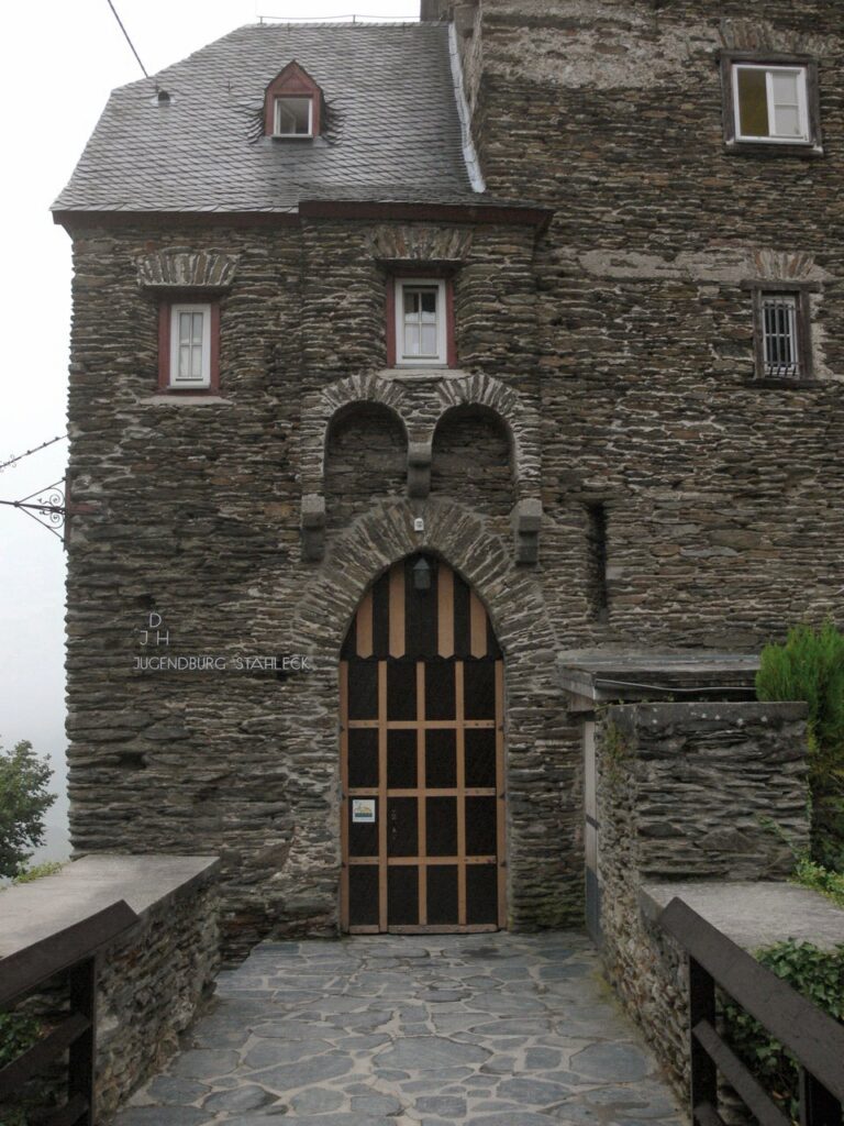 The gatehouse of Stahleck Castle marked Jugendburg Stahleck.