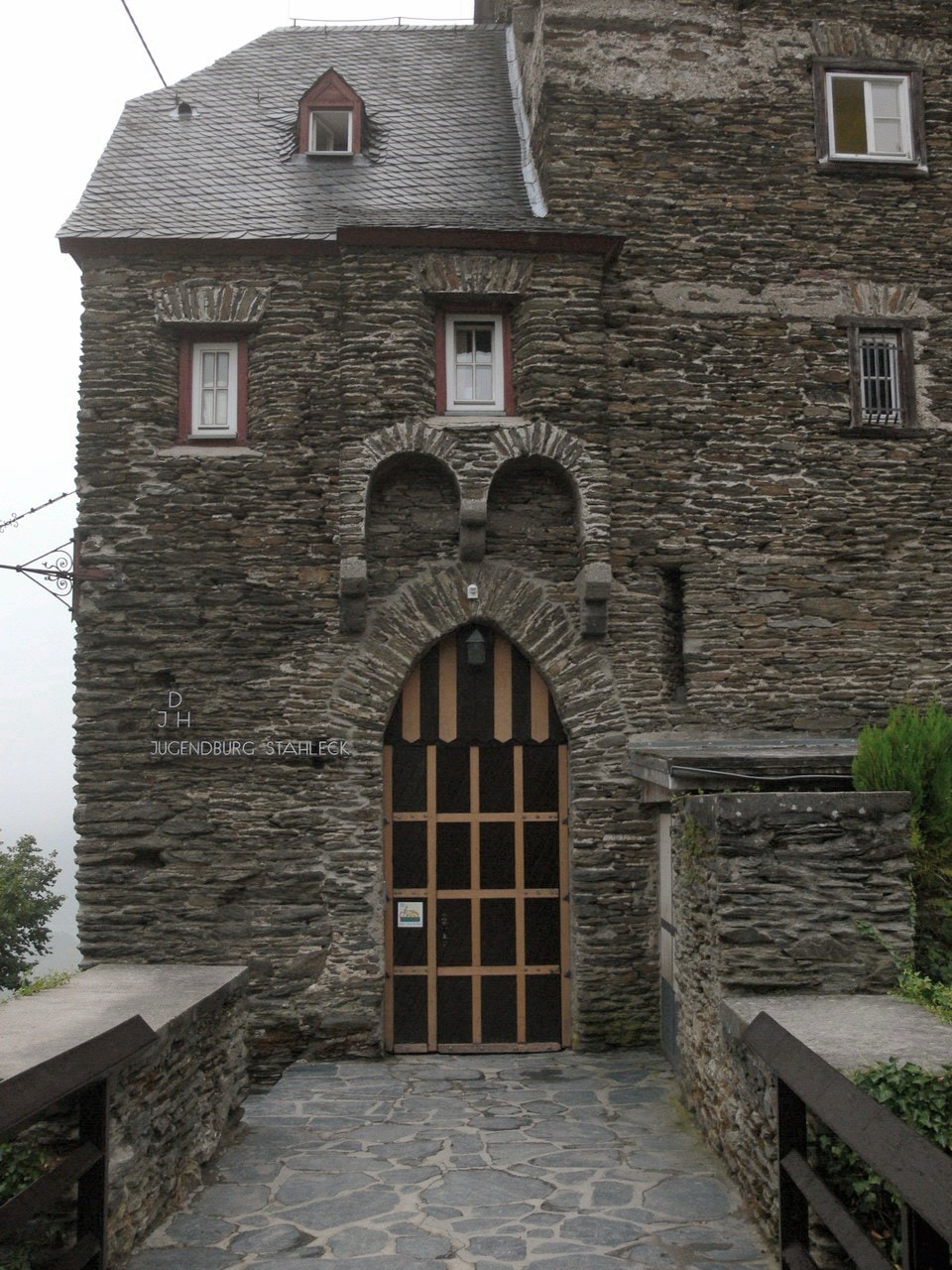 The gatehouse — Harald Nachtigall, CC BY-SA 3.0 The gatehouse of Stahleck Castle marked Jugendburg Stahleck.