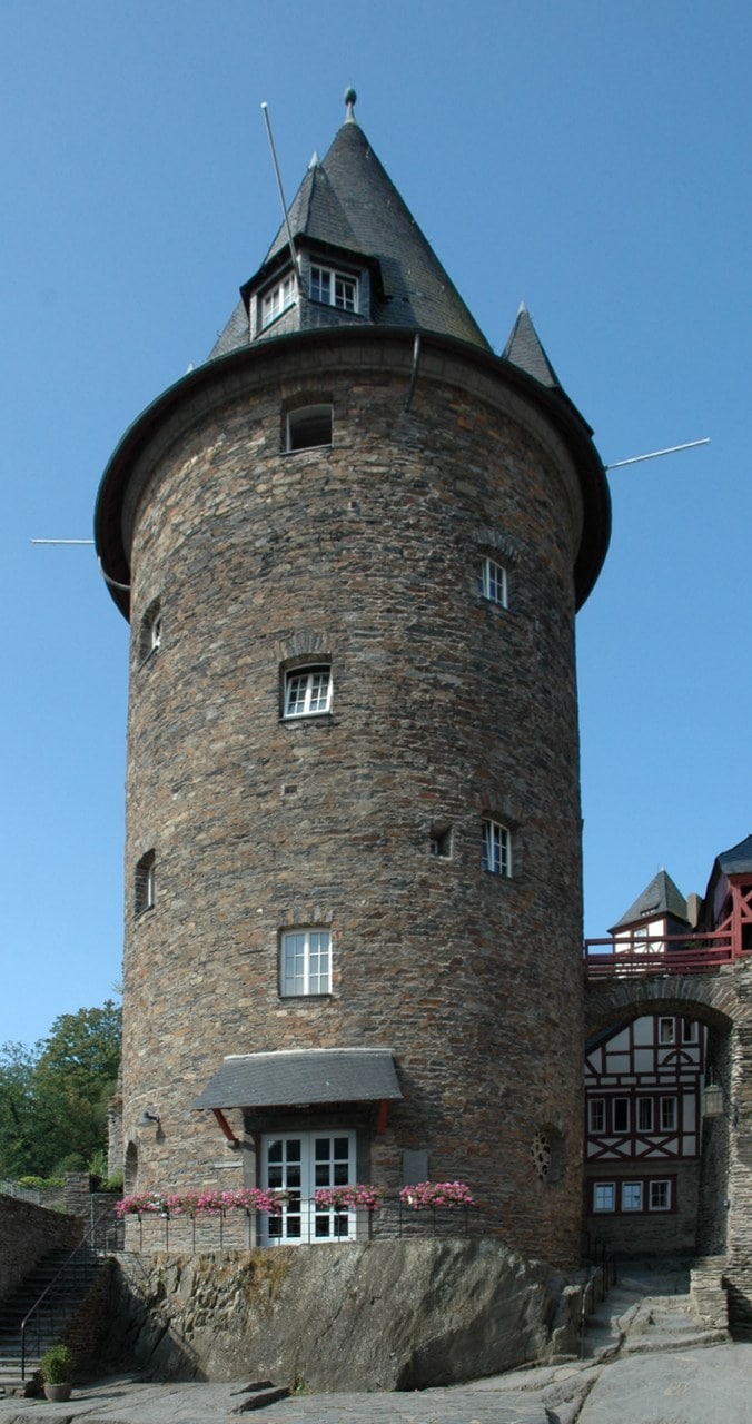 The round keep — Sir Gawain, CC BY-SA 3.0 The round keep of Stahleck Castle with its conical roof.