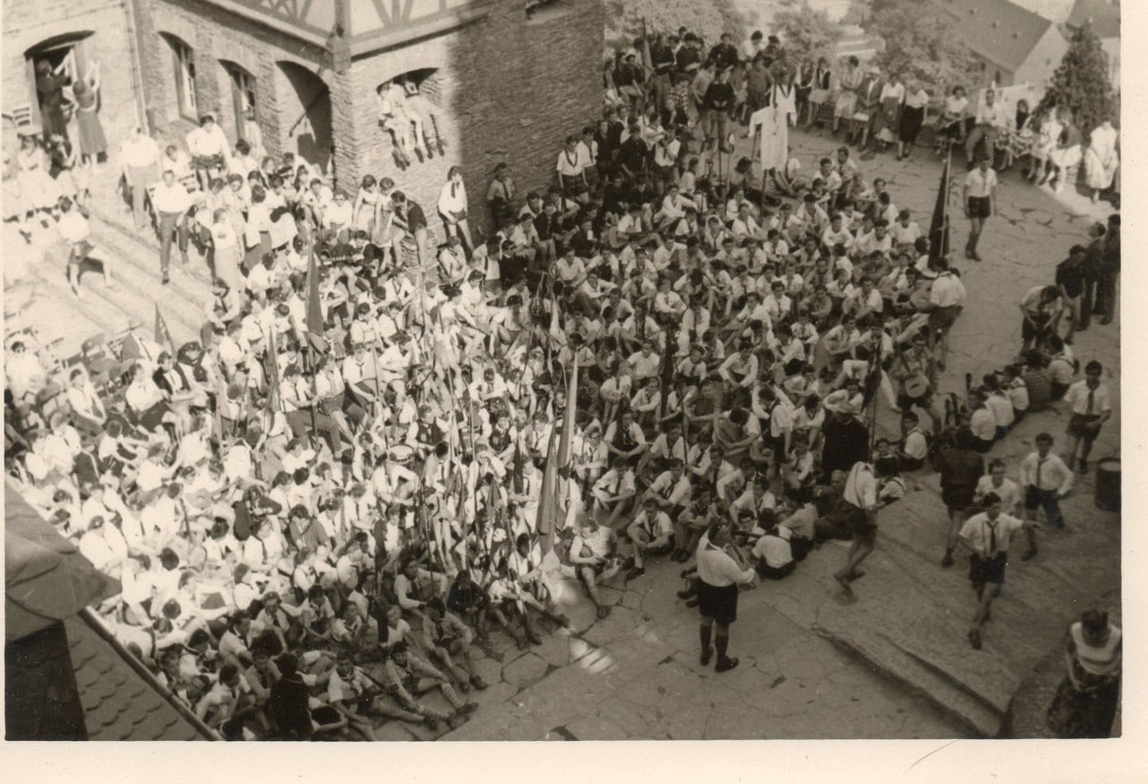 A youth rally in the courtyard, 1958 — CTHOE, CC BY-SA 3.0 A youth gathering in the courtyard of Stahleck Castle in 1958.